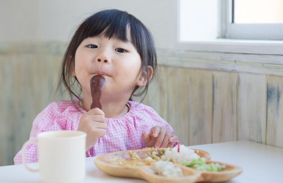 保育園内の調理室で給食を作っています | 福岡市南区でお子様を預けられる場所をお探しならオハナ保育園
